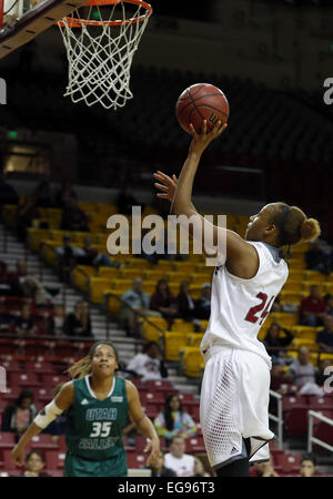 Las Cruces, USA. Feb 19, 2015. L'avant de deuxième année de l'État du Nouveau Mexique Brianna Freeman va jusqu'à un tir en tant que freshman Utah Valley guard Deijah blancs ressemble au cours de la première moitié de leur match de basket-ball à la PanAmerican Center à Las Cruces, Jeudi, Février 19, 2015. © Andres Leighton/Albuquerque Journal/ZUMA/Alamy Fil Live News Banque D'Images