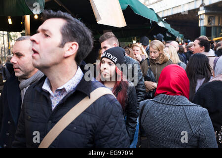 Scène mouvementée à Borough Market. Le samedi est le jour businest, avec la foule de gens qui viennent à l'alimentation de l'échantillon et flâner dans les cafés et restaurants. Borough Market est un marché alimentaire de gros et de détail à Southwark, Londres, Angleterre. C'est l'un des plus grands et les plus anciens marchés alimentaires de Londres et vend une grande variété de plats du monde entier. Banque D'Images