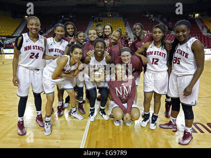 Las Cruces, USA. Feb 19, 2015. La nouvelle équipe de basket-ball des femmes de l'État du Nouveau-Mexique, pose pour une photo à la fin de la victoire 67-62 contre jeu à l'Utah Valley PanAmerican Center à Las Cruces, Jeudi, Février 19, 2015. © Andres Leighton/Albuquerque Journal/ZUMA/Alamy Fil Live News Banque D'Images