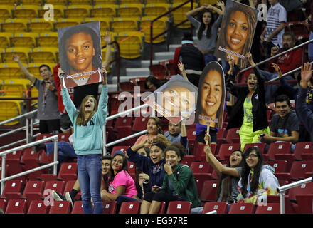 Las Cruces, USA. Feb 19, 2015. Des fans de l'État du Nouveau Mexique pour encourager leur équipe au cours de la seconde moitié du match de basket-ball contre Utah Valley à la PanAmerican Center à Las Cruces, Jeudi, Février 19, 2015. New Mexico State a gagné 67-62. © Andres Leighton/Albuquerque Journal/ZUMA/Alamy Fil Live News Banque D'Images