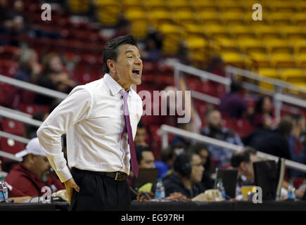 Las Cruces, USA. Feb 19, 2015. L'entraîneur-chef de l'État du Nouveau Mexique Mark Trakh crie des instructions à ses lecteur pendant la seconde moitié du match de basket-ball contre Utah Valley à la PanAmerican Center à Las Cruces, Jeudi, Février 19, 2015. New Mexico State a gagné 67-62. © Andres Leighton/Albuquerque Journal/ZUMA/Alamy Fil Live News Banque D'Images