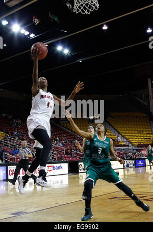 Las Cruces, USA. Feb 19, 2015. New Mexico State junior guard Sasha Weber, à gauche, des lecteurs pour un layup comme freshman Utah Valley Mariah garde défend les phoques durant la première moitié de leur match de basket-ball à la PanAmerican Center à Las Cruces, Jeudi, Février 19, 2015. © Andres Leighton/Albuquerque Journal/ZUMA/Alamy Fil Live News Banque D'Images