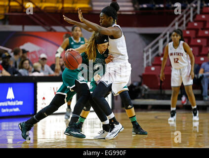 Las Cruces, USA. Feb 19, 2015. New Mexico State junior guard Sasha Weber bloque la route de l'Utah Valley garde sophomore Géorgie Agnew durant la première moitié de leur match de basket-ball à la PanAmerican Center à Las Cruces, Jeudi, Février 19, 2015. New Mexico State a gagné 67-62. © Andres Leighton/Albuquerque Journal/ZUMA/Alamy Fil Live News Banque D'Images