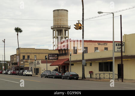 Boulevard au centre-ville de Weslaco Texas, Texas sur un morne ciel gris dimanche matin, quand peu de gens étaient dehors et environ. Banque D'Images