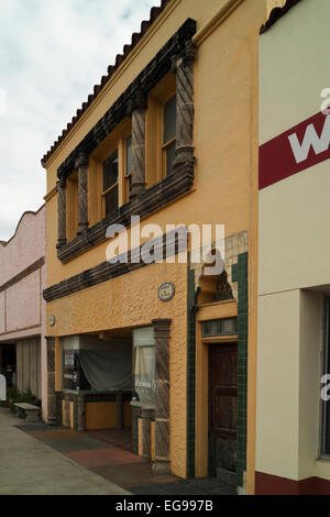 Le centre-ville de Midland, Texas sur un ciel nuageux, couvert, gris dimanche matin lorsque la plupart des boutiques et magasins sont fermés. Banque D'Images