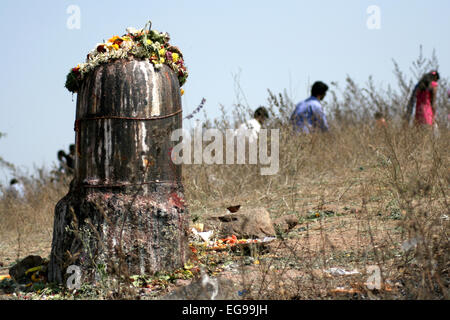 Les dévots hindous effectuer puja à seigneur Shiva sur Maha Sivaratri jour dans keesara gutta,l'Andhra Pradesh, Inde,février 27,2014. Banque D'Images