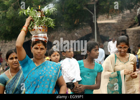 Les femmes indiennes portent bonam Bonalu pendant un festival hindou près de temple à Golconda fort à Hyderabad, Inde sur Juillet 7,2014. Banque D'Images