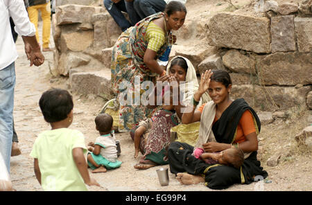 Les femmes indiennes mendier et demander de l'aide pendant une Bonalu fête hindoue près de temple à Golconda fort à Hyderabad, Inde sur Juillet 7,2014. Banque D'Images