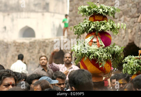 Les femmes indiennes portent comme bonam Bonalu pendant un festival hindou près de temple à Golconda fort à Hyderabad, Inde sur Juillet 7,2014. Banque D'Images