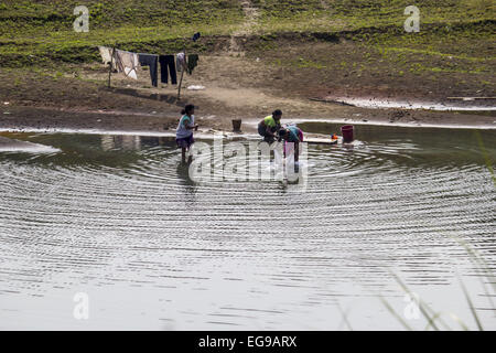 Sivasagar, Assam, Inde. Feb 20, 2015. Les femmes indiennes de chiffons de lavage en utilisant l'eau de Disang, un affluent du Brahmapoutre dans un village dans le nord-est du district de Sivasagar Assam state le 20 février. 2015. © Luit Chaliha/ZUMA/ZUMAPRESS.com/Alamy fil Live News Banque D'Images