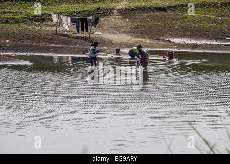 Sivasagar, Assam, Inde. Feb 20, 2015. Les femmes indiennes de chiffons de lavage en utilisant l'eau de Disang, un affluent du Brahmapoutre dans un village dans le nord-est du district de Sivasagar Assam state le 20 février. 2015. © Luit Chaliha/ZUMA/ZUMAPRESS.com/Alamy fil Live News Banque D'Images