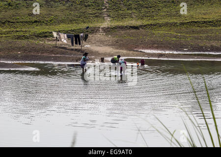 Sivasagar, Assam, Inde. Feb 20, 2015. Les femmes indiennes de chiffons de lavage en utilisant l'eau de Disang, un affluent du Brahmapoutre dans un village dans le nord-est du district de Sivasagar Assam state le 20 février. 2015. © Luit Chaliha/ZUMA/ZUMAPRESS.com/Alamy fil Live News Banque D'Images