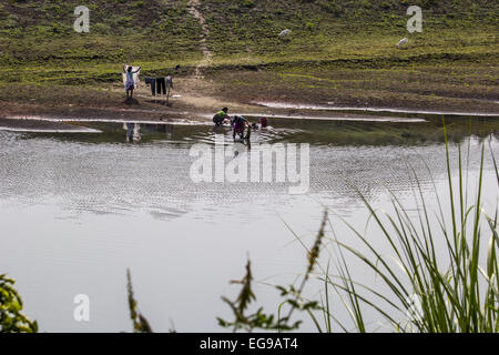 Sivasagar, Assam, Inde. Feb 20, 2015. Les femmes indiennes de chiffons de lavage en utilisant l'eau de Disang, un affluent du Brahmapoutre dans un village dans le nord-est du district de Sivasagar Assam state le 20 février. 2015. © Luit Chaliha/ZUMA/ZUMAPRESS.com/Alamy fil Live News Banque D'Images