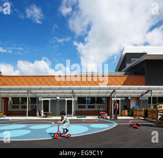 Wilkinson l'école primaire, Wolverhampton, Royaume-Uni. Architecte : Architype Limited, 2014. De l'école et vue partielle de buil Banque D'Images