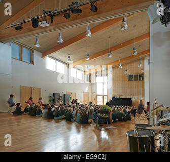 Wilkinson l'école primaire, Wolverhampton, Royaume-Uni. Architecte : Architype Limited, 2014. Fonctionnelle et multi-sports assemblée Banque D'Images