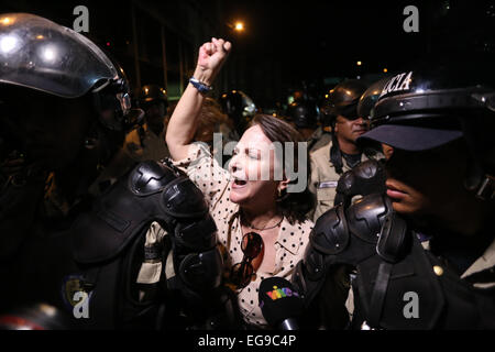 Caracas, Venezuela. Feb 19, 2015. Mitzy Capriles de Ledezma (C), épouse du Maire de Caracas, Antonio Ledezma réagit devant les installations du Service national de renseignement (SEBIN), à Caracas, Venezuela, le 19 février, 2015. Le président vénézuélien Nicolas Maduro a confirmé jeudi soir que le maire métropolitain de Caracas, Antonio Ledezma, a été arrêté pour sa participation présumée à une tentative de coup d 'échec' et de complot contre son gouvernement la semaine dernière. © Str/Xinhua/Alamy Live News Banque D'Images