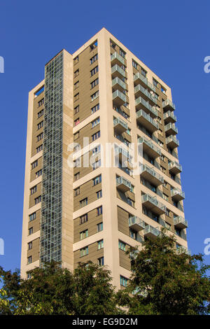 Haut Moderne appartement maison contre le ciel bleu Banque D'Images
