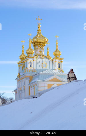 Les jeunes femmes près de belle église winer. Petergof, Saint-Pétersbourg, Russie Banque D'Images