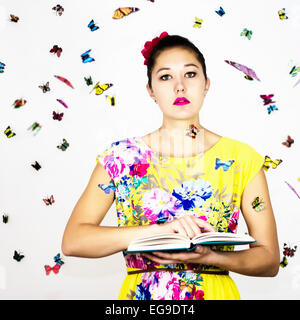 Woman Reading book Banque D'Images