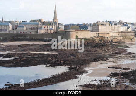 France, Bretagne, Ille-et-Vilaine, Saint Malo, ville fortifiée vu de la plage Banque D'Images