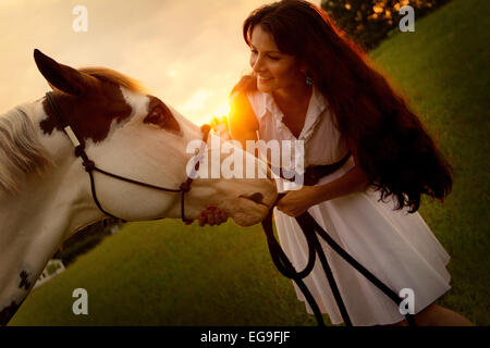 Portrait de femme debout avec son cheval Banque D'Images