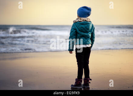 Girl (2-3) à la recherche de plage au coucher du soleil