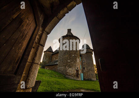 France, Auvergne, Vue du château de derrière la porte ouverte Banque D'Images