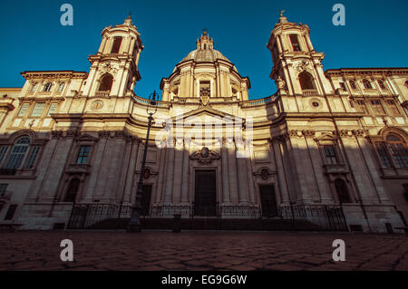 L'Italie, Rome, Piazza Navona, au lever du soleil l'église Banque D'Images