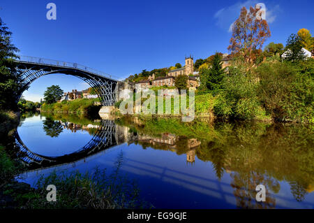 Royaume-uni, Angleterre, Telford, Shropshire, vue symétrique de l'Ironbridge et hill reflétant dans l'eau Banque D'Images