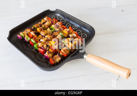 Brochettes de poulet cuit dans une casserole Banque D'Images