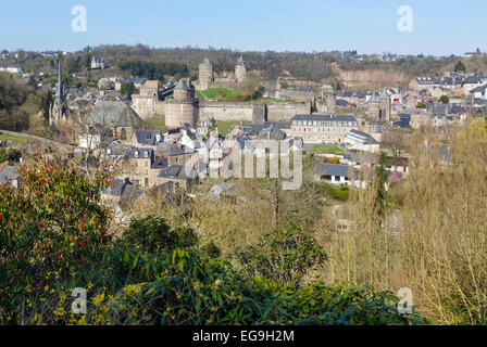 Le Château de Fougères (France) vue du printemps. Construire en XIIE-XVE SIÈCLE. Banque D'Images