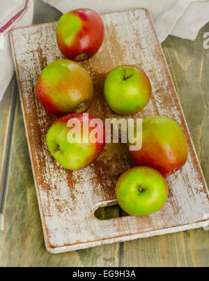 Pommes sur la table en bois. Banque D'Images