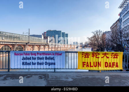 Allemagne, Berlin, 19 février 2015. Les manifestants à l'ambassade de Chine en face du Jannowitzbrücke afficher des banderoles protestant contre le traitement du Falun Gong en Chine. Il est allégué que les adeptes de l'auto-amélioration régime sont soumises à des phénomènes de torture, leurs organes sont prélevés pour le profit et qu'il y a eu près de 4 000 décès signalés. Credit : Eden Breitz/Alamy Live News Banque D'Images