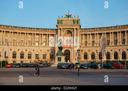 La Hofburg sur Heldenplatz square, avec le monument équestre de l'Archiduc Charles, Innere Stadt, Vienne, Autriche Banque D'Images