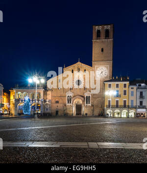 Piazza della Vittoria, Basilique des 12 apôtres ou Basilica San Bassiano, dans la soirée, Lodi, Lombardie, Italie Banque D'Images