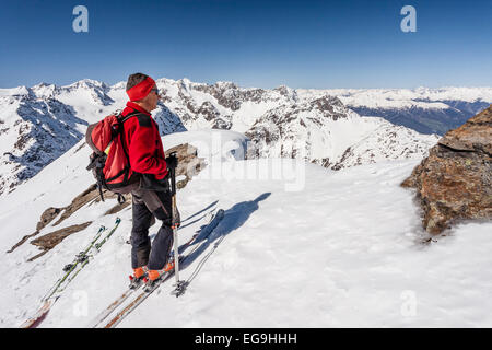 Tourer de ski sur la crête du sommet avec la neige en surplomb, lors de l'ascension du mont Laaser Spitze, aussi Orgelspitze Mt à Val Martello Banque D'Images