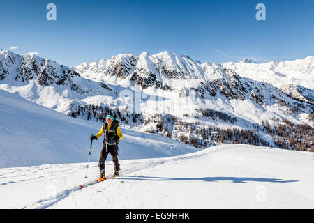 Tourer Ski lors de l'ascension du mont, Zermaidjoch Pfauses à l'arrière Mt et Mt Ganderberg, Moos in Passeier, Passeiertal Banque D'Images