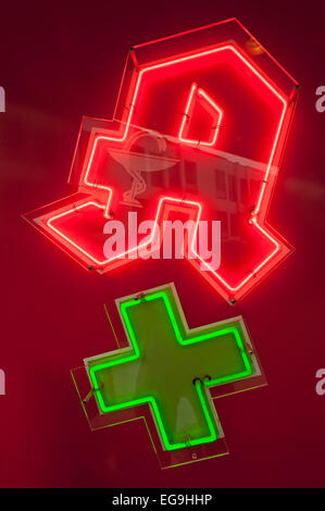 L'enseigne au néon d'une pharmacie avec une croix verte, Schleswig-Holstein, Allemagne Banque D'Images