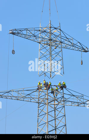 Les poseurs de frais généraux travaillant sur un pylône, Waiblingen, Bade-Wurtemberg, Allemagne Banque D'Images