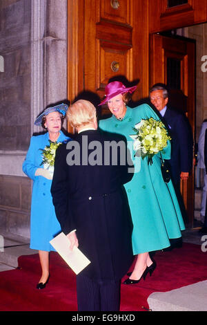 HM Reine Elizabeth II avec la reine Beatrix des pays-Bas quittant l'église hollandaise à Austin Friars, Londres, Angleterre, Royaume-Uni. Vers le 28 juin 1989 Banque D'Images