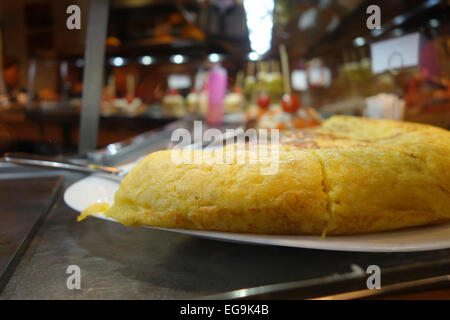 Tortilla espagnole, tapas, tapa sur l'affichage en bar espagnol, Madrid, Espagne. Banque D'Images