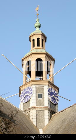 Tour de la nouvelle église (Nieuwe Kerk) à partir de la 17e siècle dans la ville de Groningen. Pays-bas Banque D'Images