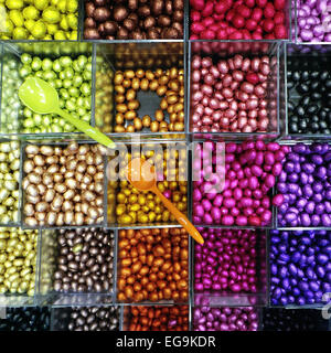 Les contenants des bonbons multicolores dans shop Banque D'Images