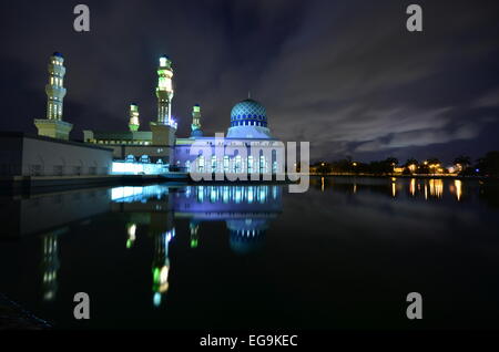 La Malaisie, Bornéo, Sabah, Kota Kinabalu, Kota Kinabalu Ville Ville mosquée flottante, illuminé par le lac de nuit mosquée Banque D'Images