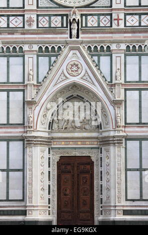 Portail de la Basilique Sainte Croix à Florence, Italie Banque D'Images