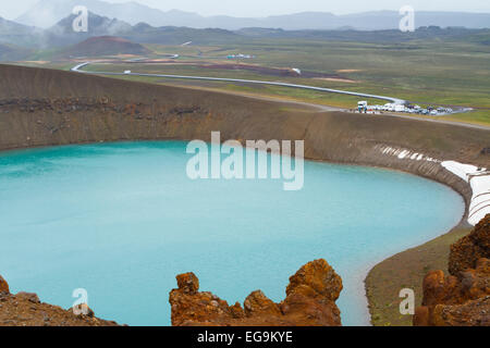 Lac Vert dans le cratère Viti. La zone volcanique de Krafla. L'Islande, l'Europe. Banque D'Images