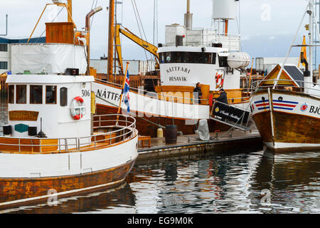 Voiliers en bois dans le port. Husavik. L'Islande, l'Europe. Banque D'Images