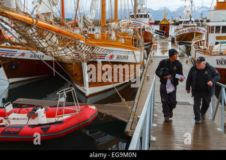 Voiliers en bois dans le port. Husavik. L'Islande, l'Europe. Banque D'Images