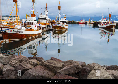 Voiliers en bois dans le port. Husavik. L'Islande, l'Europe. Banque D'Images