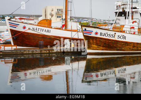 Voiliers en bois dans le port. Husavik. L'Islande, l'Europe. Banque D'Images